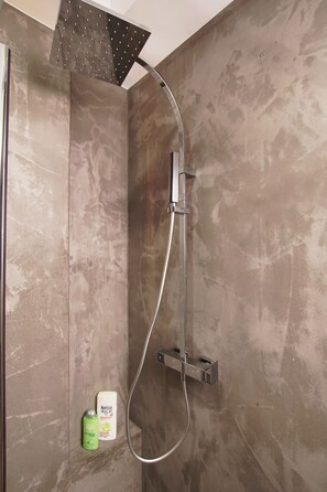 Shower, free toiletries, hair dryer, slippers - Day in Athens (Athens)