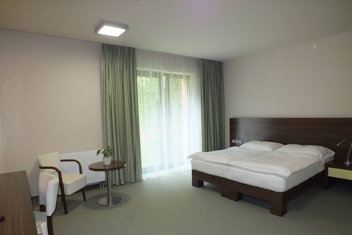Business Suite | In-room safe, blackout curtains, cots/infant beds, rollaway beds