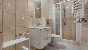 Studio Suite (18a/12) | Bathroom | Shower, hair dryer, towels