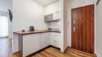 Appartement (18a/2) | Coin cuisine privé | Réfrigérateur, micro-ondes, plaque de cuisson, bouilloire électrique