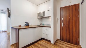 Apartment (18a/2) | Eigene Kochnische | Kühlschrank, Mikrowelle, Herdplatte, Wasserkocher