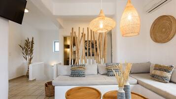 Villa de lujo, 4 habitaciones, alberca privada, vista al mar | Sala de estar | Smart TV de 32 pulgadas con canales digitales, televisión y Netflix