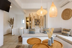 Vila superluxo, 4 quartos, piscina particular, vista para o mar | Sala de estar | Smart TV 32 polegadas com canais digitais, TV, Netflix
