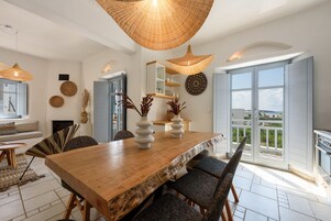 Vila superluxo, 4 quartos, piscina particular, vista para o mar | Cozinha privada | Geladeira grande, micro-ondas, fogão, cooktop