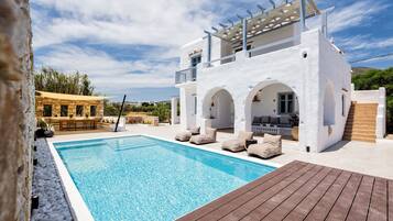 Vila superluxo, 4 quartos, piscina particular, vista para o mar | Piscina | Piscina externa sazonal, guarda-sóis, espreguiçadeiras