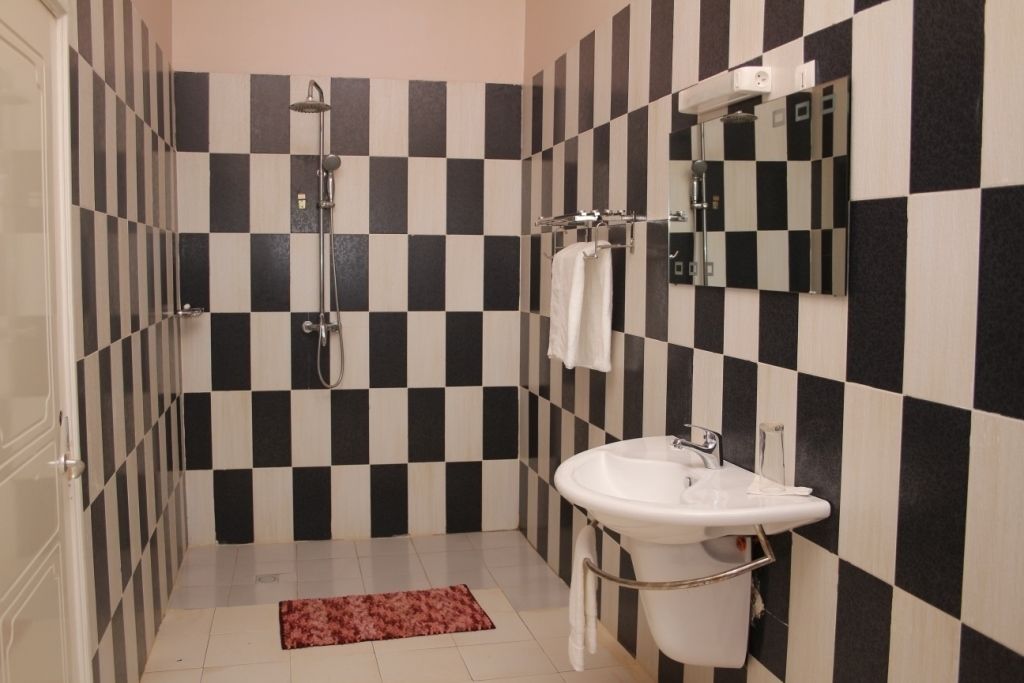 standard double room | bathroom | shower, rainfall showerhead, free toiletries, hair dryer