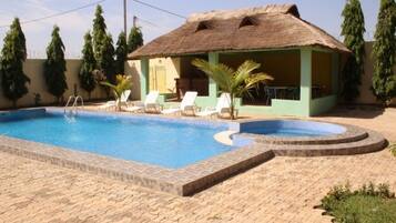 Hồ bơi ngoài trời