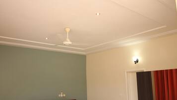 Suite Junior | Minibar, décor unique, ameublement unique, bureau