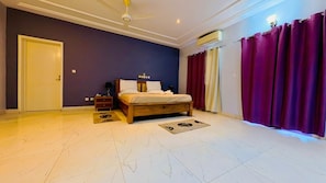 Minibar, individuell dekoriert, individuell eingerichtet, Schreibtisch