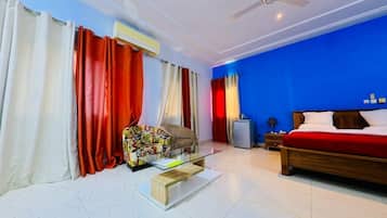 Minibar dan didekorasi berbeda-beda