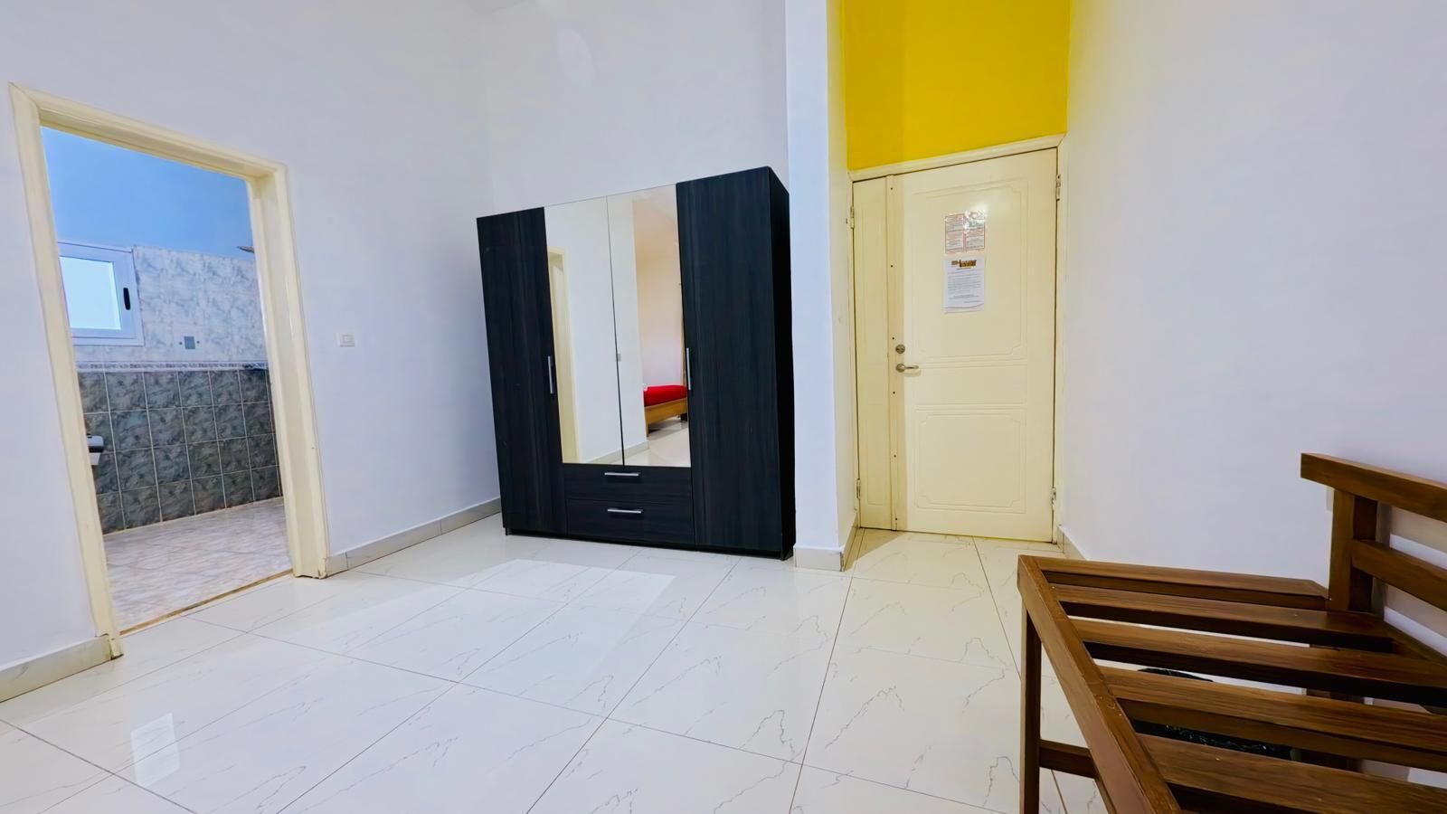 Minibar, decoración individual, mobiliario individual y escritorio