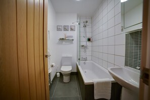 デラックス アパートメント 1 ベッドルーム | バスルーム | シャワー付き浴槽、水圧マッサージシャワー、バスアメニティ (無料)、ヘアドライヤー