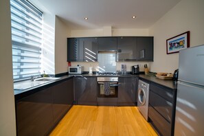 デラックス アパートメント 2 ベッドルーム | 専用キッチン | 大型冷蔵庫、電子レンジ、オーブン、コンロ