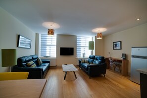 Executive appartement, 1 slaapkamer | Woonruimte | Een smart-tv