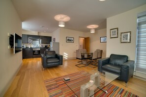Apartamento luxo, 2 quartos | Área de estar | Smart TV