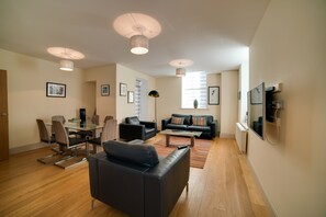 Apartamento luxo, 2 quartos | Área de estar | Smart TV