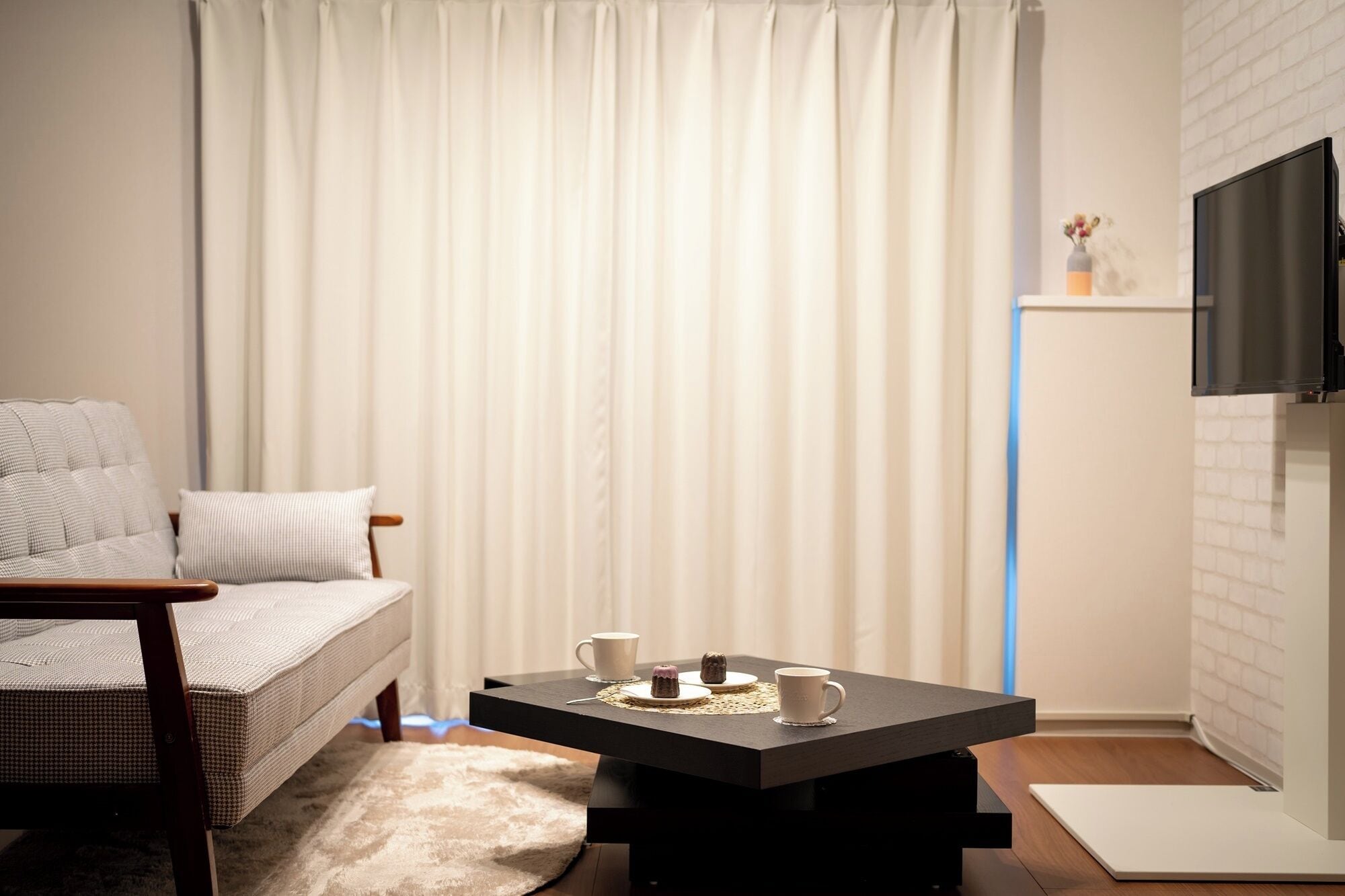 Premium Room | Living area | 32-inch flat-screen TV with cable channels, LED TV