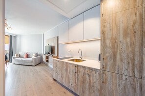 Departamento (C360) | Cocina privada | Refrigerador, parrilla de estufa y tetera eléctrica 