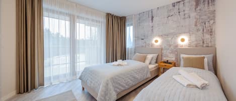 1 habitación, tabla de planchar con plancha y ropa de cama