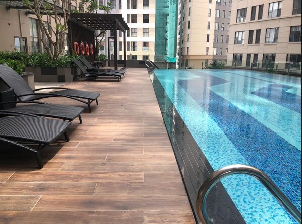 Hồ bơi ngoài trời