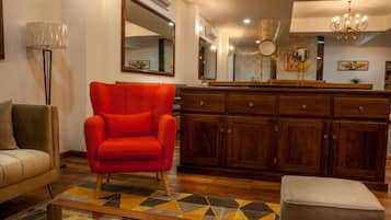 Se sirven desayunos, comidas, cenas y cocina local e internacional