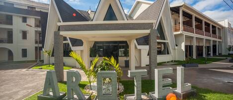 Vista frontal de la propiedad