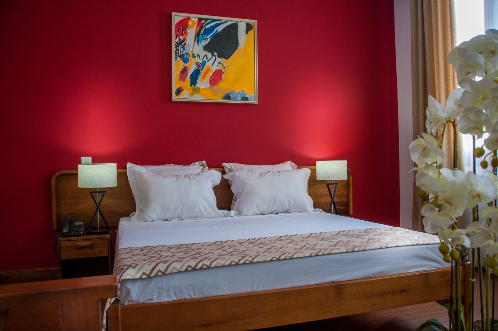 Habitación clásica, vista al jardín | Minibar y caja de seguridad en la habitación 