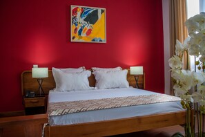 Habitación clásica, vista al jardín | Minibar y caja de seguridad en la habitación 