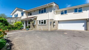 House (6 Bedrooms) | Interior