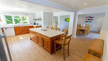 House (6 Bedrooms) | Interior