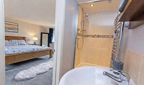 House (6 Bedrooms) | Interior