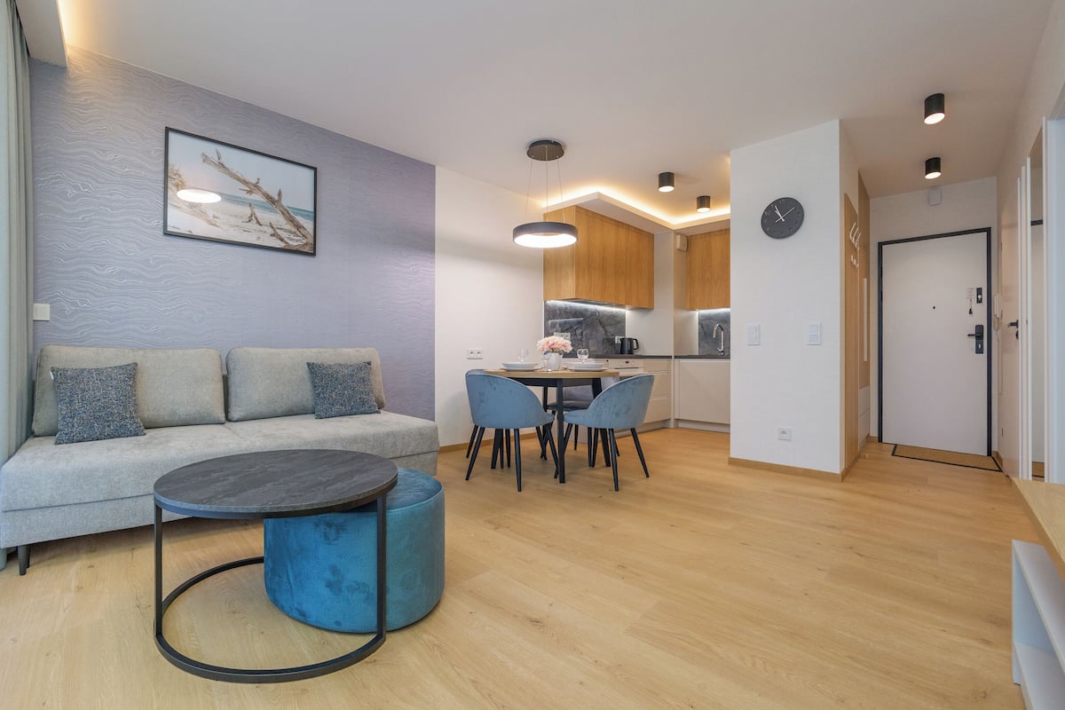 Apartment (E6) | Living area | Flat-screen TV