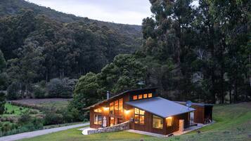 Voorkant accommodatie - avond/nacht