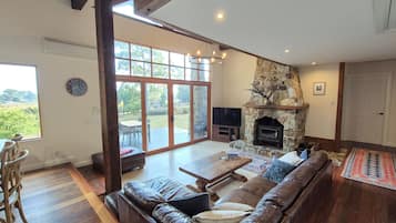 Lodge | Living area | 52-cm Smart TV with satellite channels, TV, fireplace