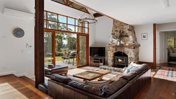 52-cm Smart TV with satellite channels, TV, fireplace