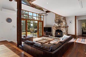 52-cm Smart TV with satellite channels, TV, fireplace - Adventure Bay Retreat (Adventure Bay)