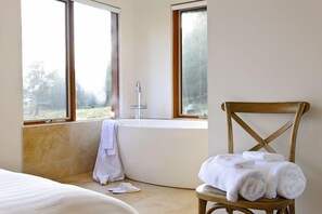 Lodge | Deep soaking bathtub