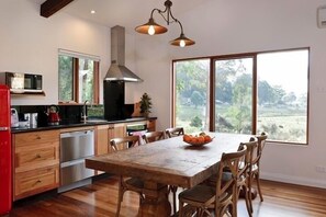 Lodge | Private kitchen | Microwave, oven, stovetop, dishwasher - Adventure Bay Retreat (Adventure Bay)