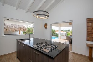 Geladeira, micro-ondas, fogão, lava-louças