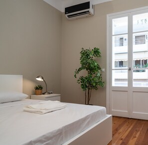 2 habitaciones, escritorio y espacio para trabajar con laptop 