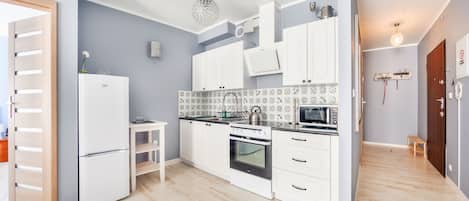 Apartamento (28) | Cozinha americana privada | Geladeira, micro-ondas, cooktop, chaleira elétrica