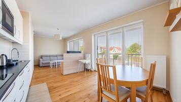 Appartement (11) | Een strijkplank/strijkijzer, beddengoed