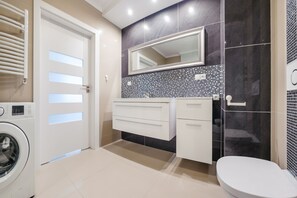Căn hộ (22) | Phòng tắm | Buồng tắm vòi sen, máy sấy tóc, khăn tắm 