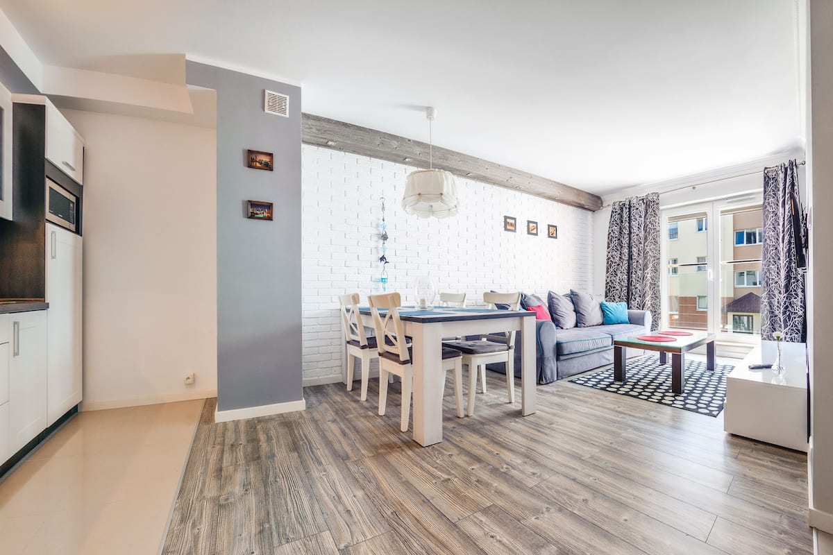 1 habitación, tabla de planchar con plancha y ropa de cama