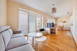 Iron/ironing board, bed sheets