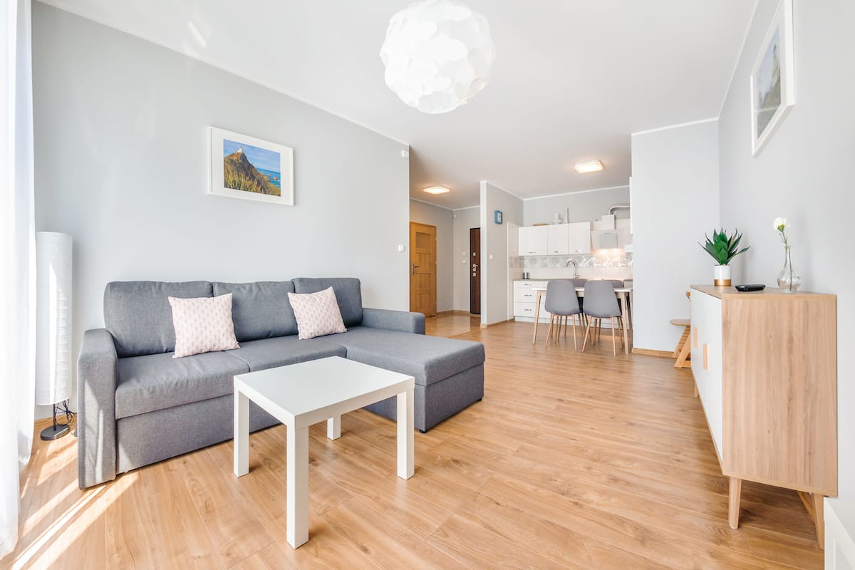 1 habitación, tabla de planchar con plancha y ropa de cama