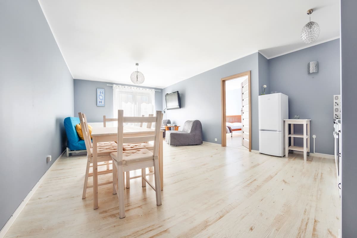 Appartement (28) | Een strijkplank/strijkijzer, beddengoed