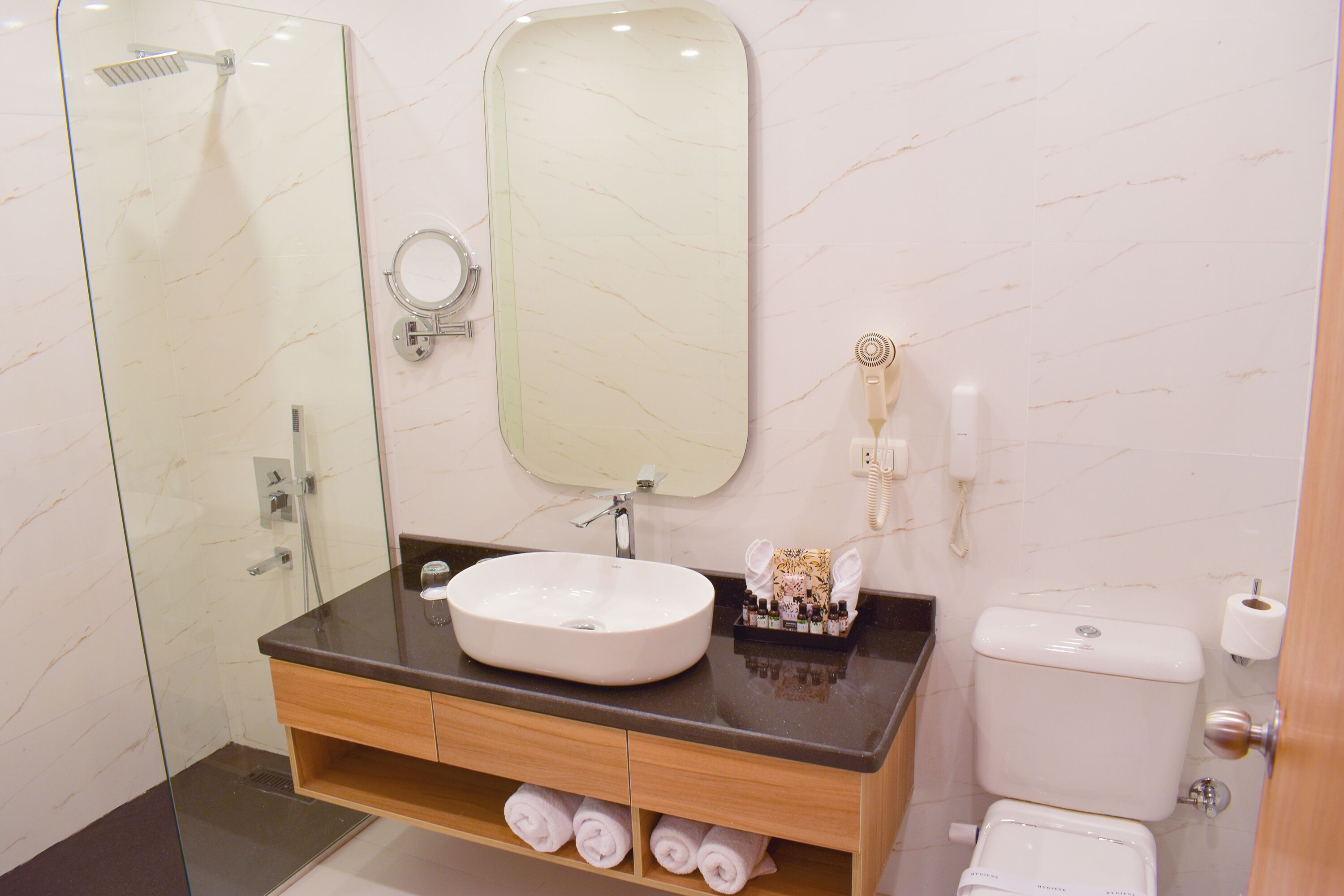 panoramic studio suite | bathroom | bathtub, deep-soaking bathtub, rainfall showerhead, free toiletries