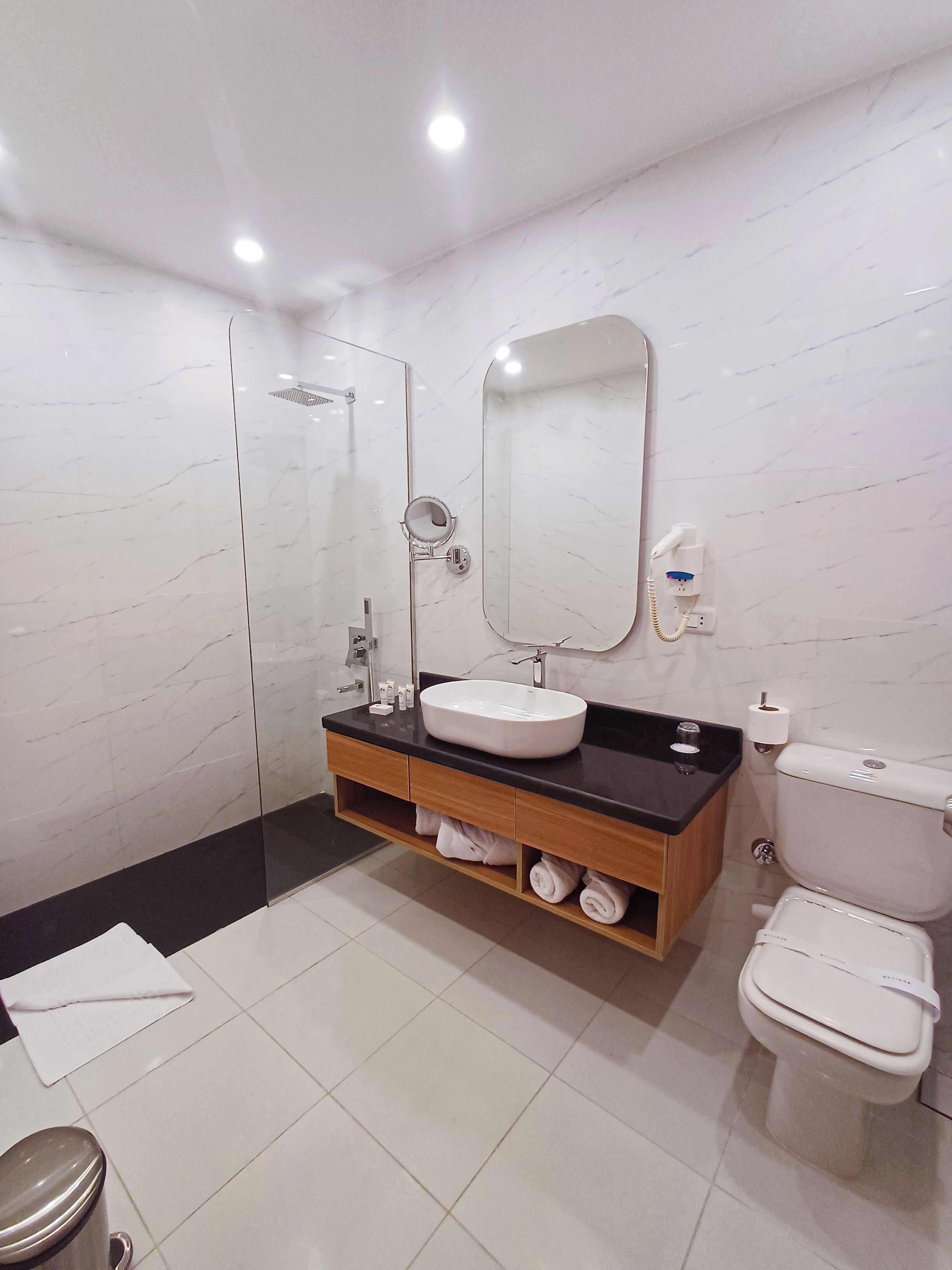 bathtub, deep-soaking bathtub, rainfall showerhead, free toiletries