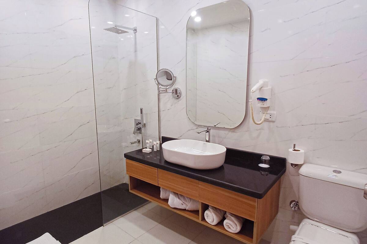 bathtub, deep-soaking bathtub, rainfall showerhead, free toiletries